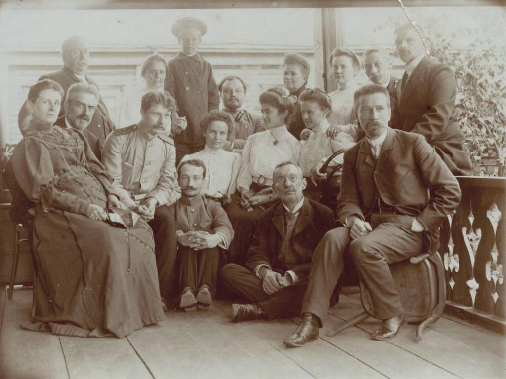 Служащие Пензенского суда с жёнами. На заднем плане И. И. Беликов. Ок. 1915 г.