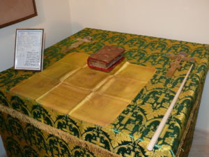 Престол из сельского храма, на котором был крещён будущий архипастырь, и подписанный им антиминс