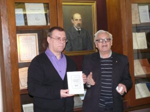 Автор выставки Д. В. Суетин (слева) и А. В. Тюстин на фоне портрета В. Н. Умнова